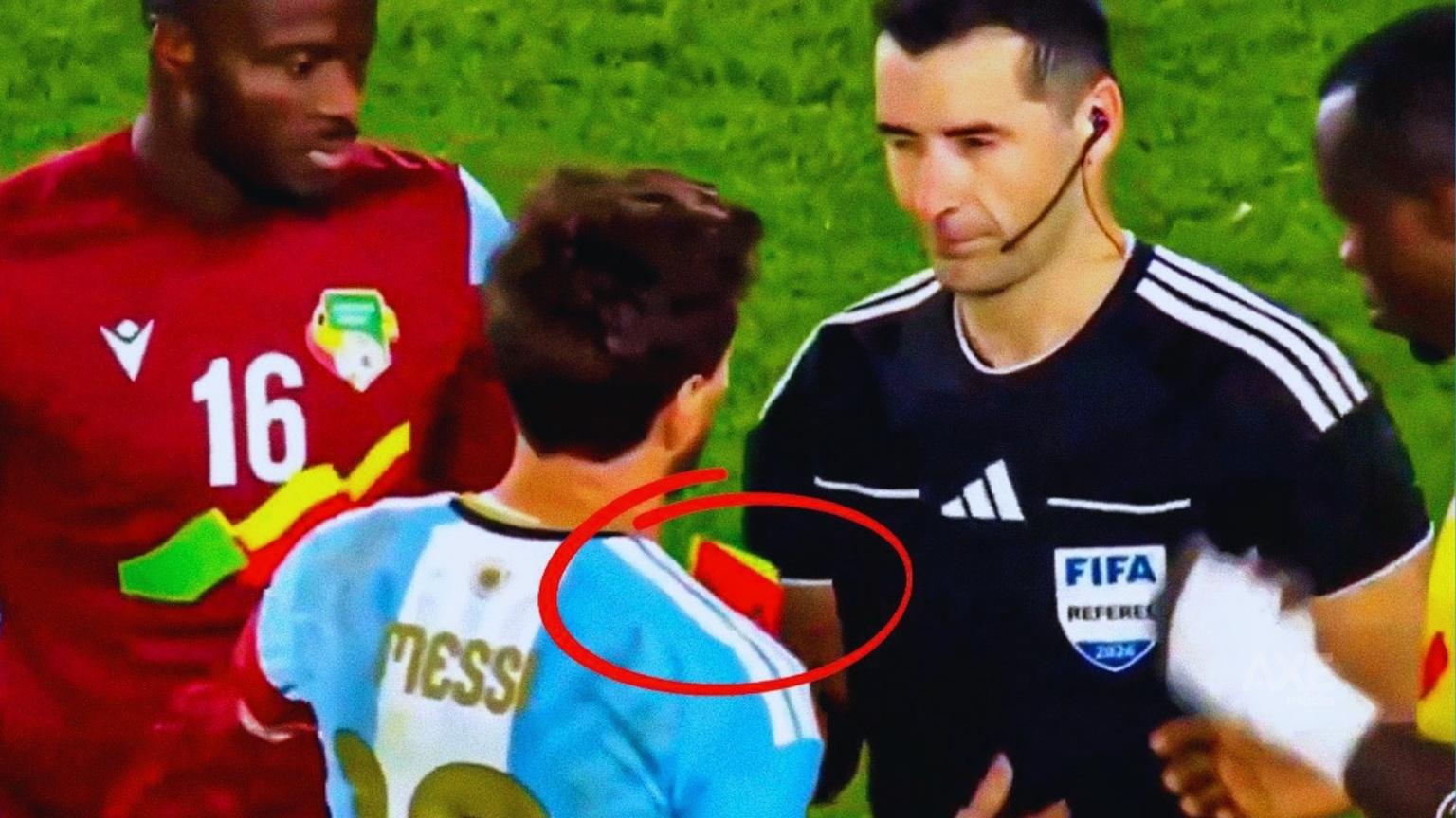 Messi : l’arbitre lui offre ses cartons lors de ses adieux à l’Argentine